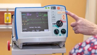 The Ultimate Guide to Choosing the Right Defibrillator for Your Medical Facility